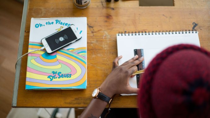 tamarcus-brown-zuQDqLFavI4-unsplash iPhone stuck in headphone mode